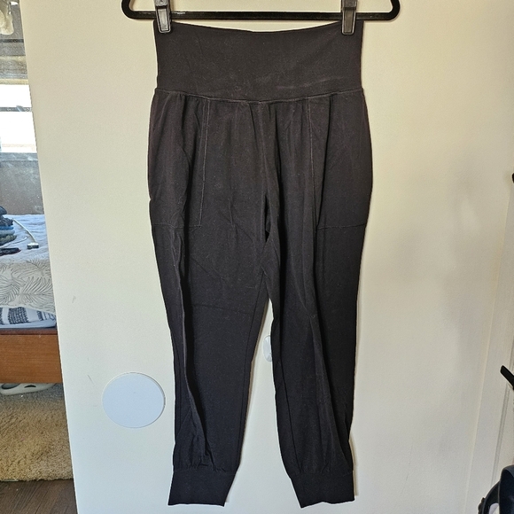 VGUC Athleta Salutation Jogger in Powervita Small Black - Picture 2 of 14